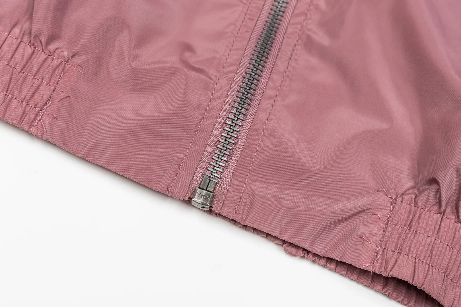 140 Acne Studios Lapel Coach Jacket Glossy nylon back lettering loose windproof jacket Classic lapel coach jacket version, STOCKHOLM back logo, Nordic simple style High-density glossy nylon fabric, light and crisp, windproof and water-repellent, with high-end gloss Metal main zipper + side eyelet details, cuff hem elastic cuffs, lock-type windproof Simple no large print on the front chest, letters on the back as a visual highlight, suitable for street commuting Style number: ST 014# Color: Off-white Black Burgundy Size: S-XL